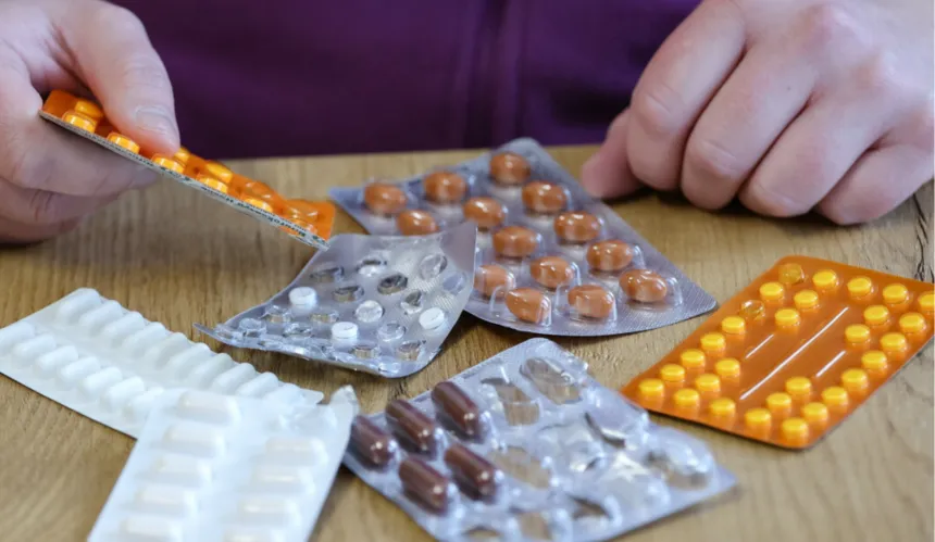 przeterminowane leki na stole