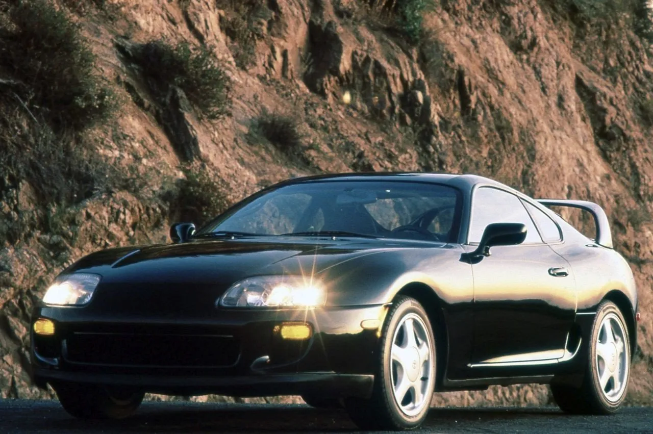 Czarna Toyota Supra na tle skalistego zbocza. Zastanawiasz się, ile kosztuje Toyota Supra?