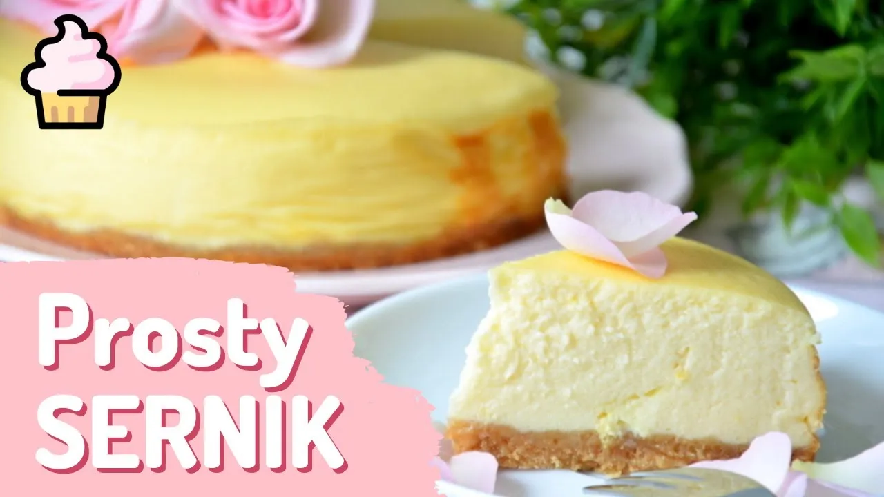 Gotowy sernik z lekko drżącym środkiem