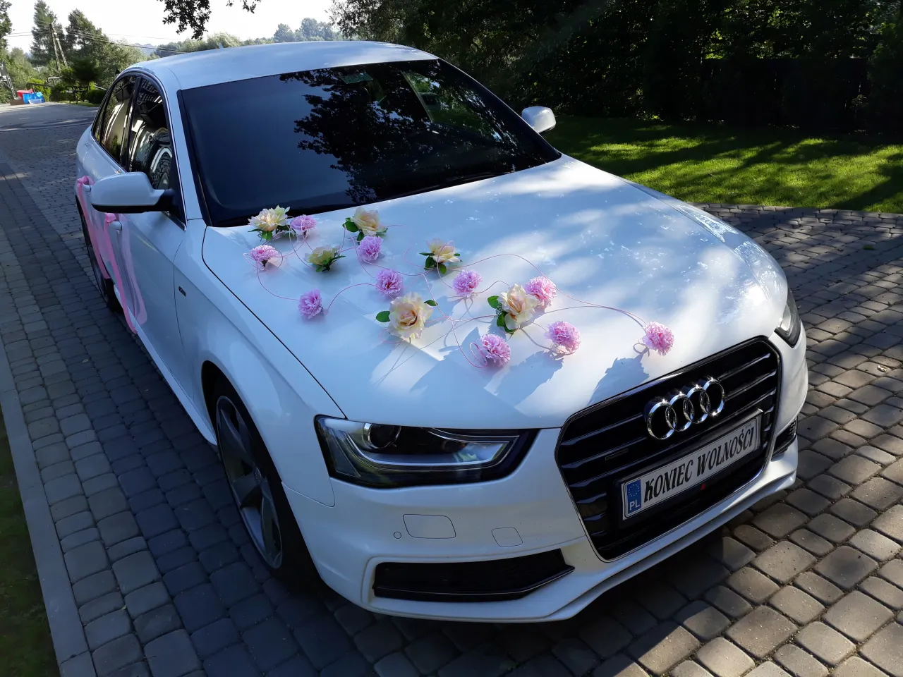 bezpieczne dekoracje samochodu ślubnego