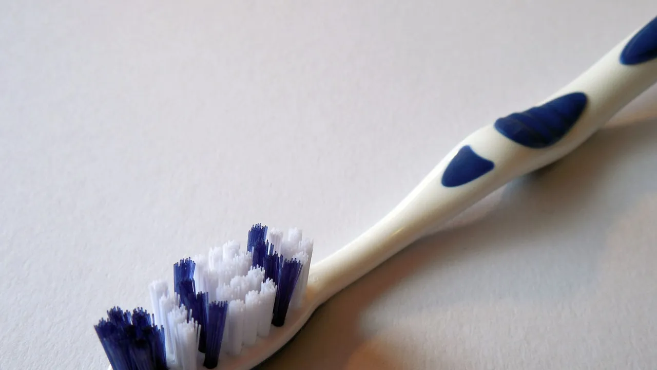 rodzaje szczoteczek do zęb&oacute;w manualna elektryczna soniczna