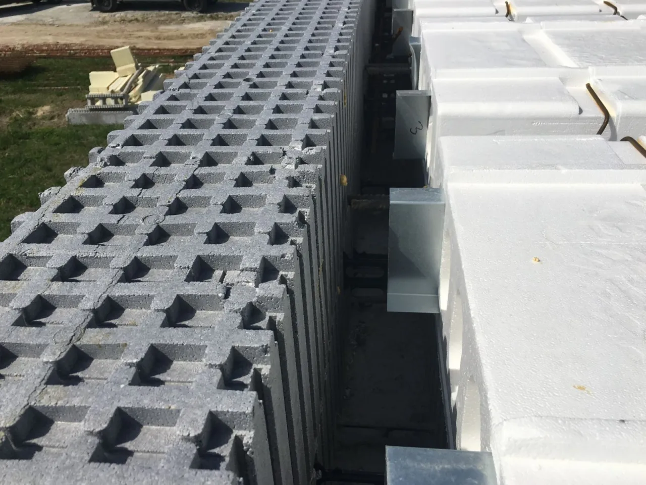 Ż&oacute;łknący styropian na budowie