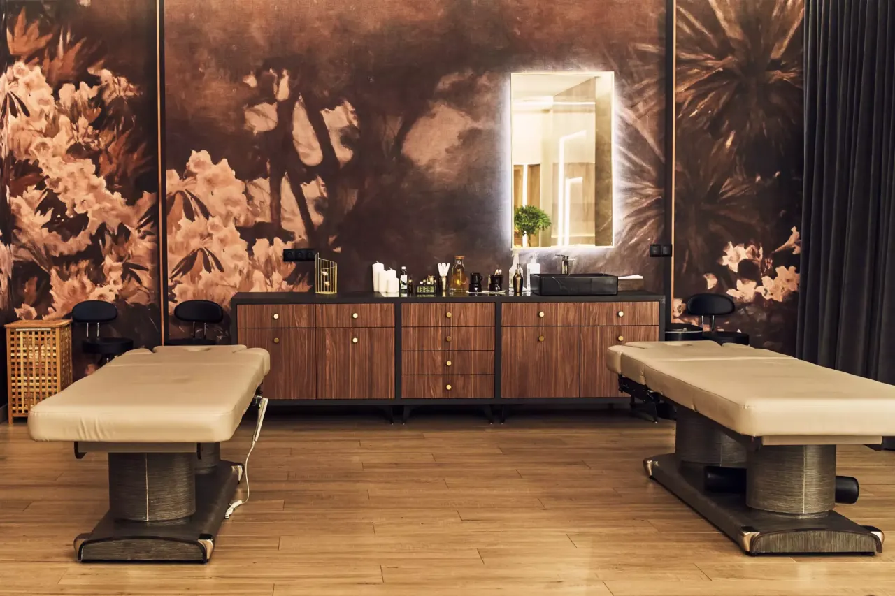 Mężczyzna w recepcji spa