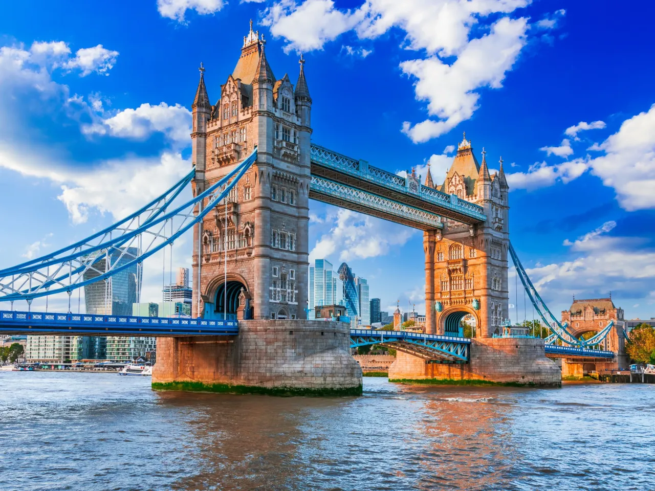 Tower Bridge w Londynie, idealne miejsce, by zacząć szukać, gdzie najlepiej nocować w Londynie.