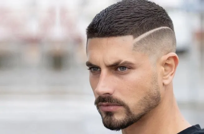 męska fryzura french crop ukrywająca zakola