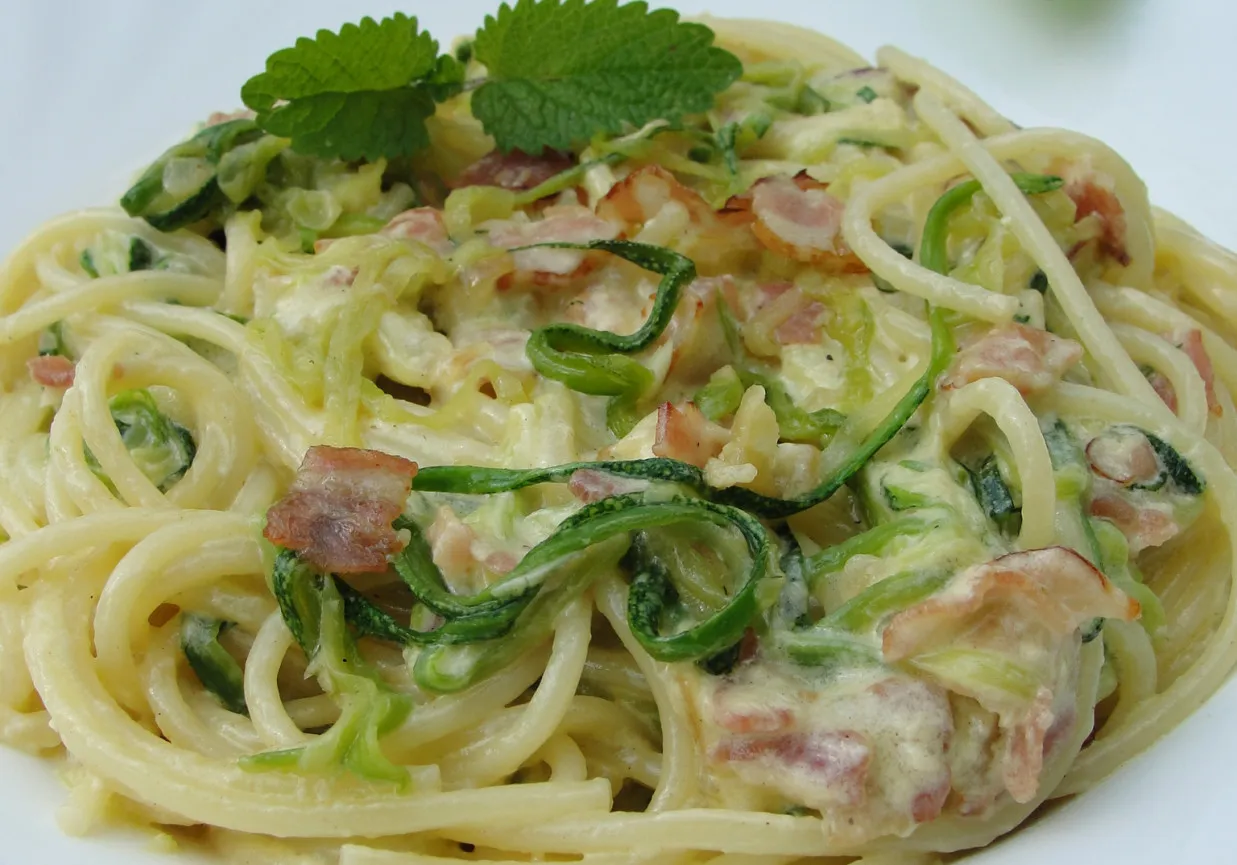 składniki na carbonara z cukinią