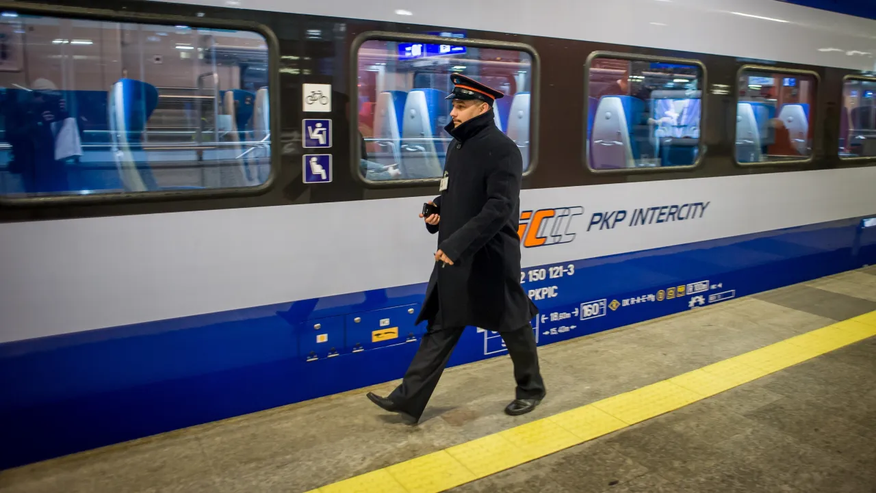 oszczędność pieniędzy podróż, promocyjne bilety kolejowe, gwarancja miejsca w pociągu