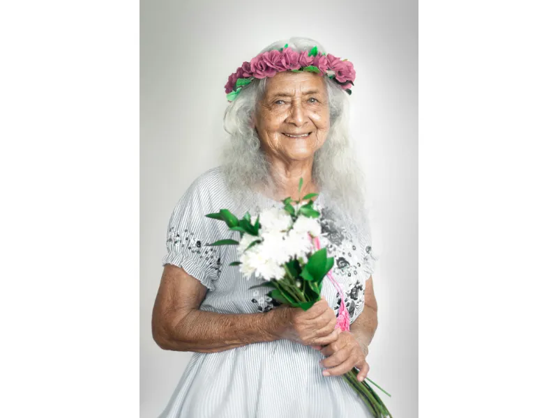 stulatek otrzymuje dyplom i kwiaty ZUS