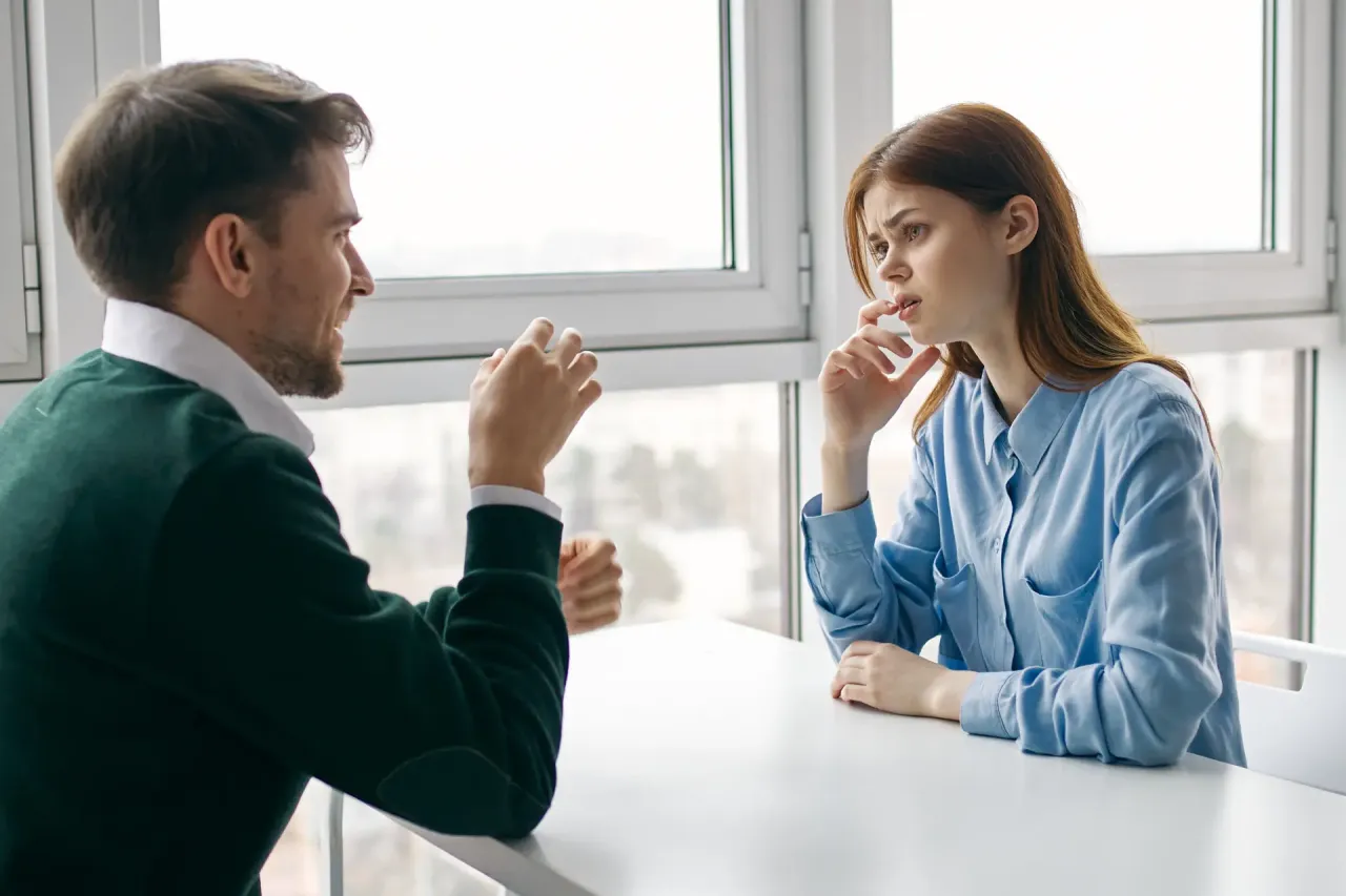 Menedżer rozmawiający z pracownikiem w biurze, konstruktywna rozmowa