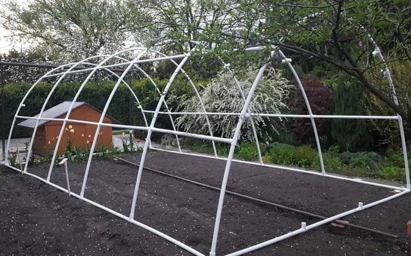 montaż stelaża tunelu foliowego metalowego i pcv