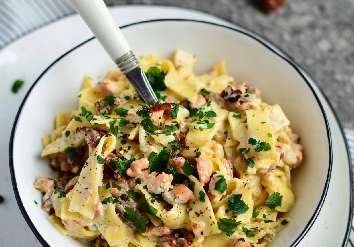 makaron z łososiem wędzonym i suszonymi pomidorami