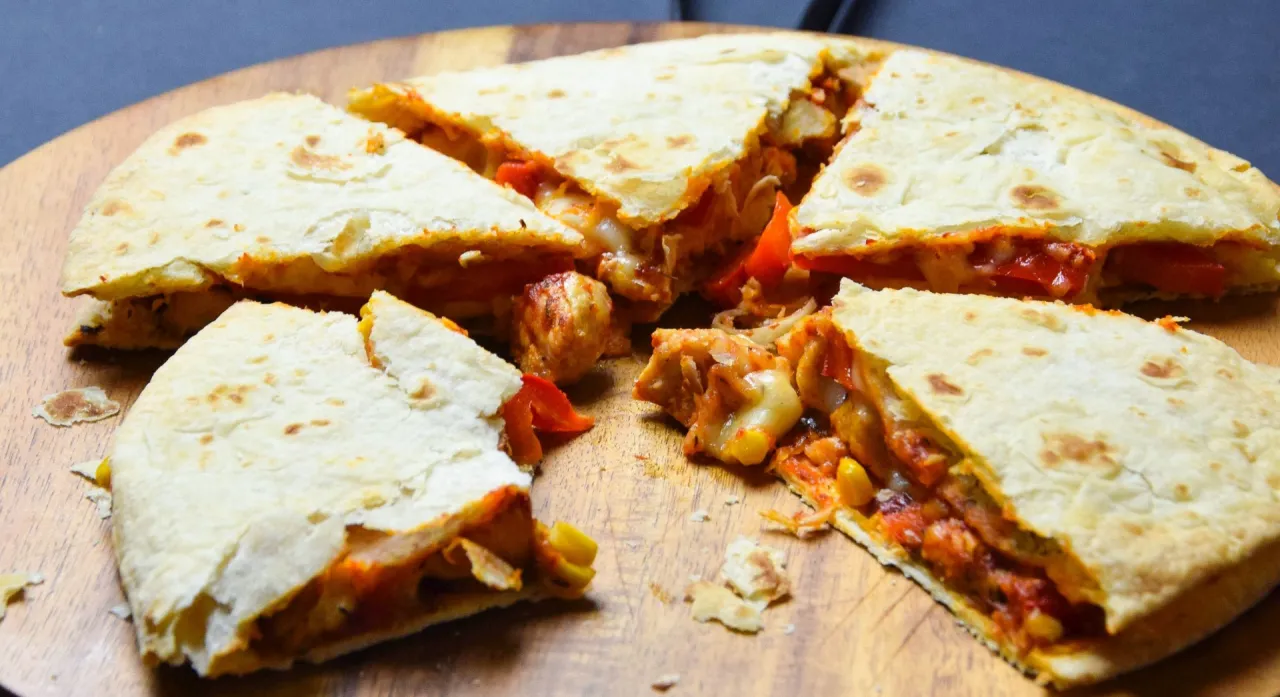 quesadilla z kurczakiem i serem na patelni