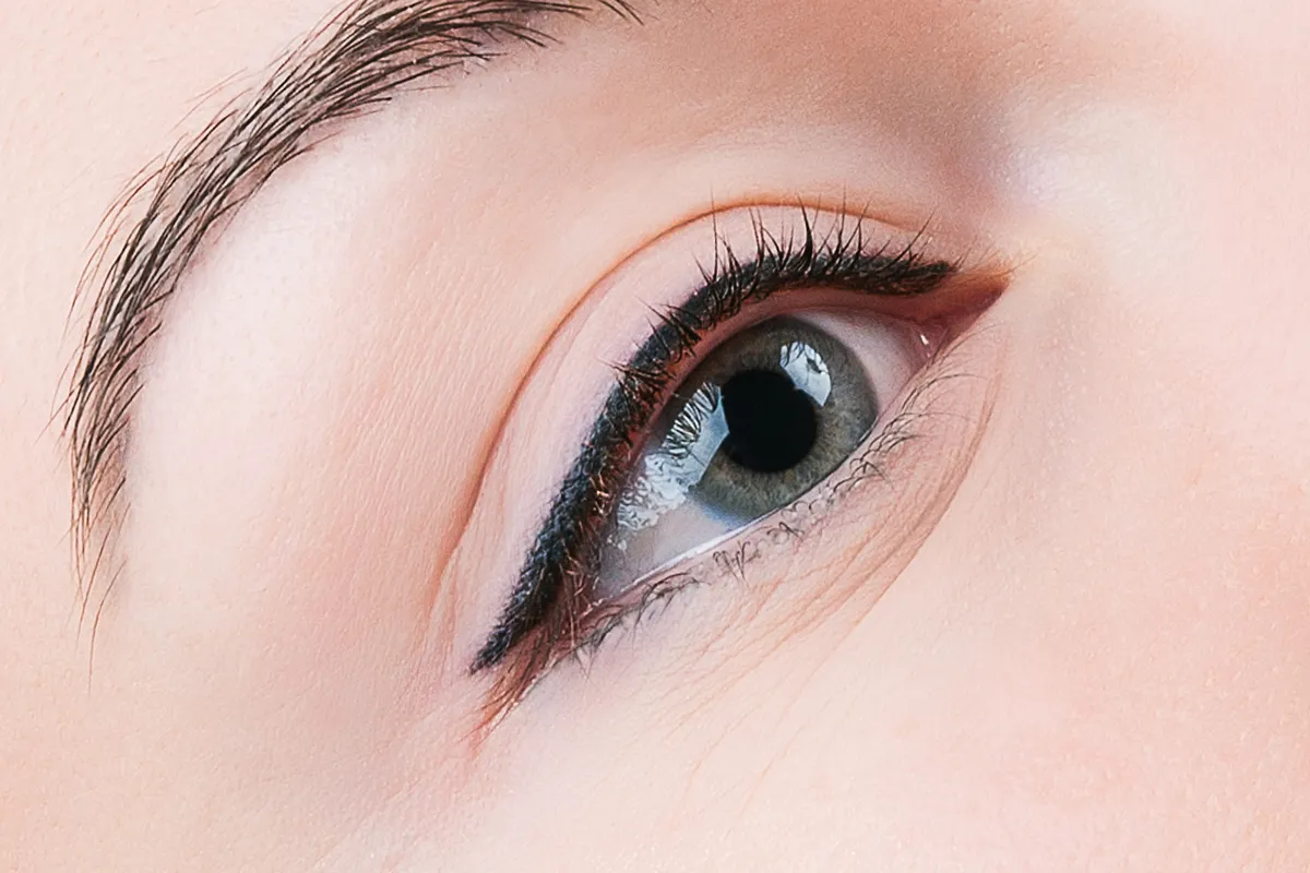Aplikacja sztucznych rzęs na powiekę bez naturalnych