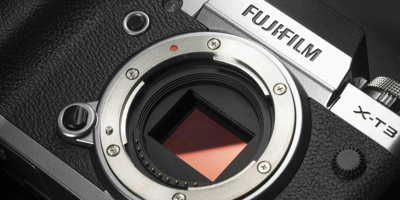 Aparat Fujifilm X-T3, lustrzanka z widocznym sensorem i mocowaniem obiektywu.
