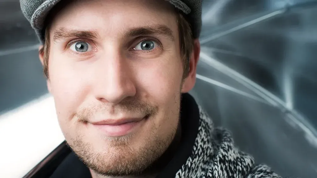 Mężczyzna z rzadkim zarostem i mężczyzna z bujnym zarostem