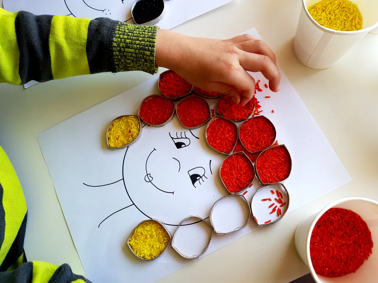 ryż sensoryczny dla dzieci zabawa