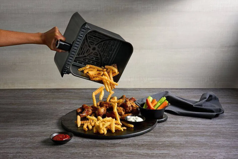 Frytki w koszyku frytkownicy beztłuszczowej, potrząsanie koszykiem air fryer