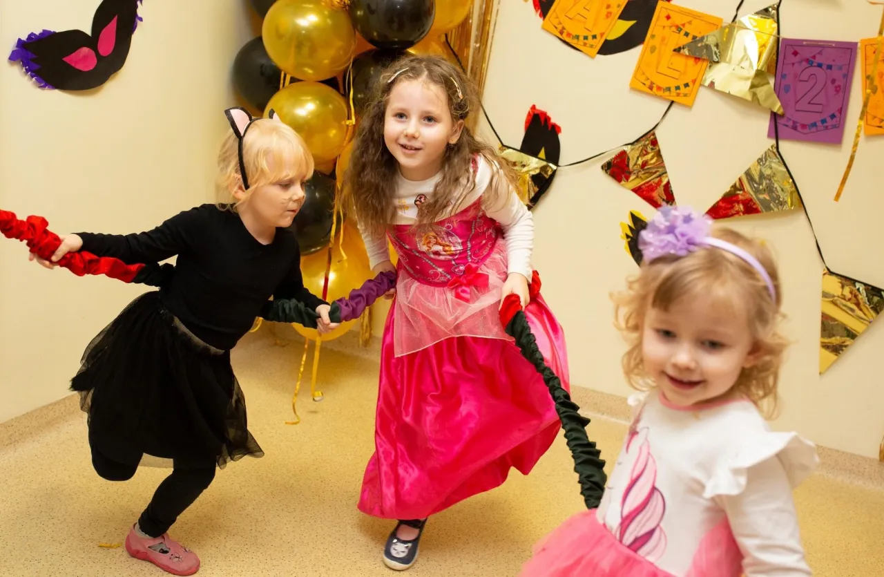 dzieci bawiące się gumą sensoryczną w domu