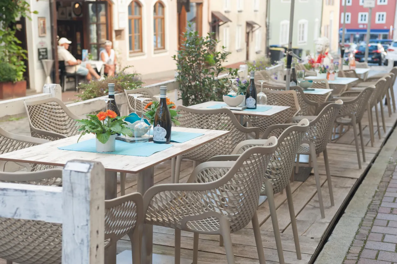 Gastronomie Outdoor Möbel Materialvergleich