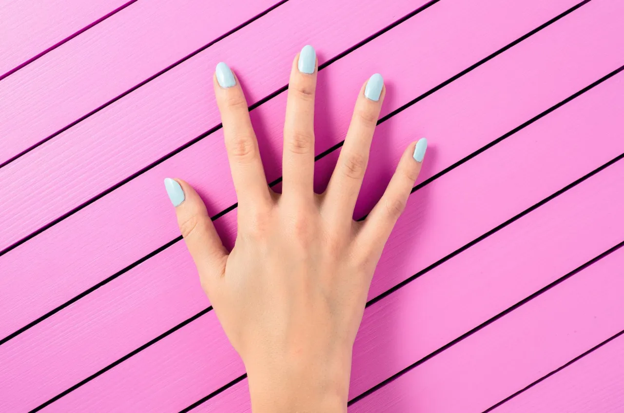 Zdjęcie Manicure winylowy co to? Odkryj jego zalety i różnice z tradycyjnym