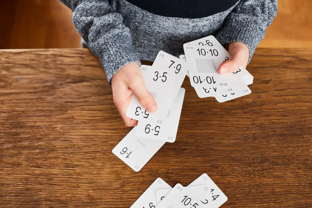 dziecko uczy się tabliczki mnożenia grając