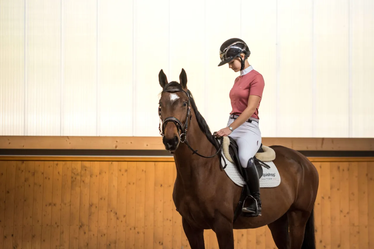 Jeździec w stroju egzaminacyjnym