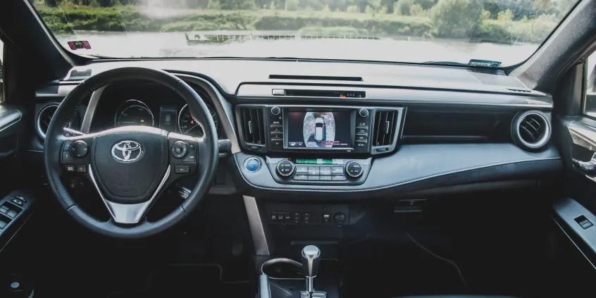 Toyota RAV4 Hybrid w ruchu miejskim