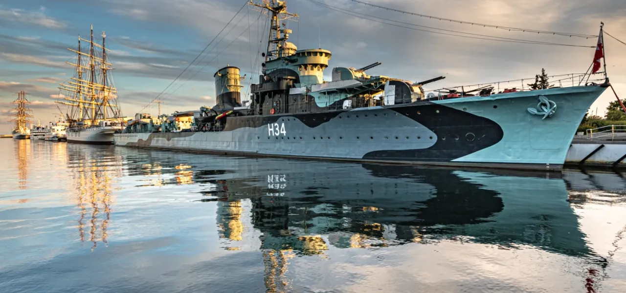 Skwer Kościuszki Gdynia, Dar Pomorza, ORP Błyskawica