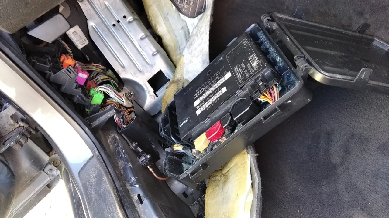 Audi A4 B5 moduł komfortu lokalizacja