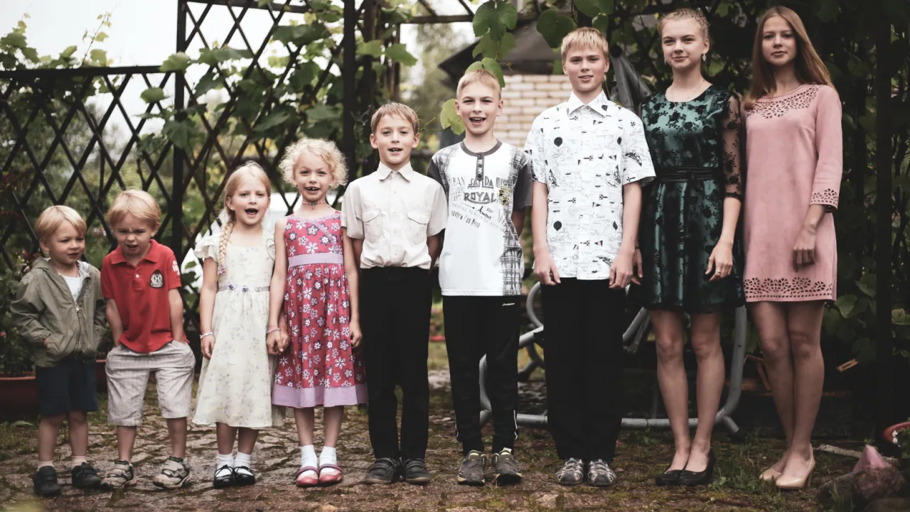 Rodzice z dziećmi w różnym wieku