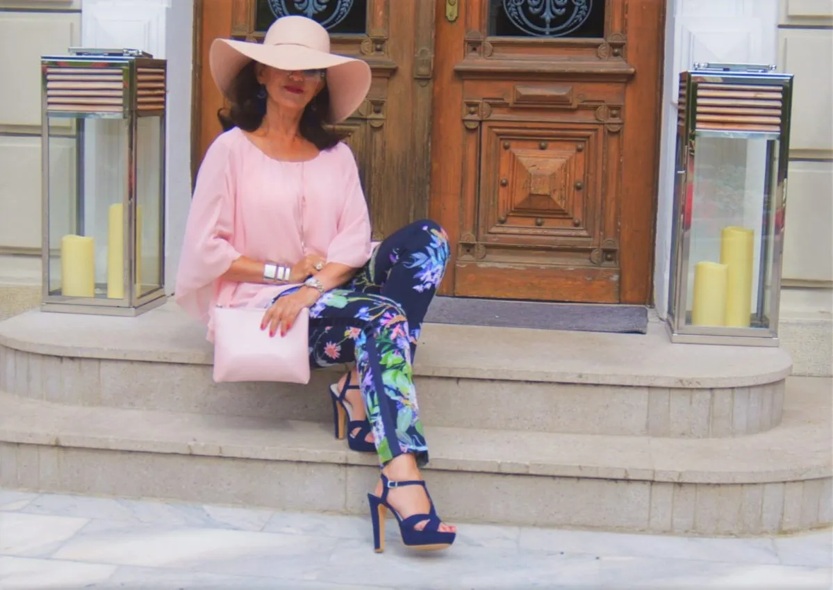 Damen mit stilvollen bunten Hosen Outfit Inspiration