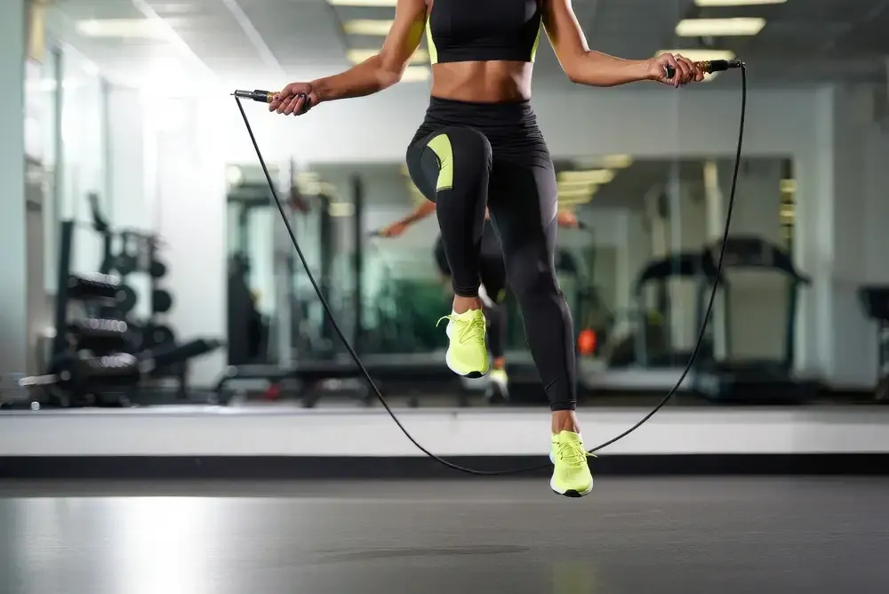 osoba trenująca na siłowni intensywnie