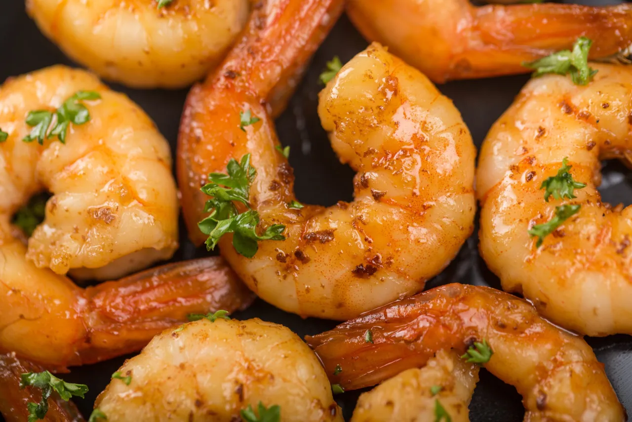 Soczyste, pieczone krewetki z natką pietruszki. Idealne, gdy zastanawiasz się, jak zrobić dietetyczne krewetki.