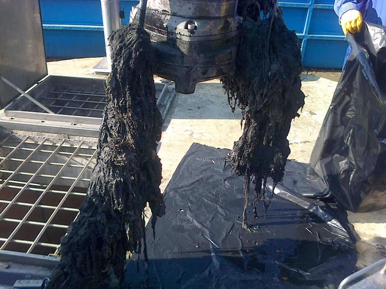 Ścieki w rurach domowych, kanalizacja miejska