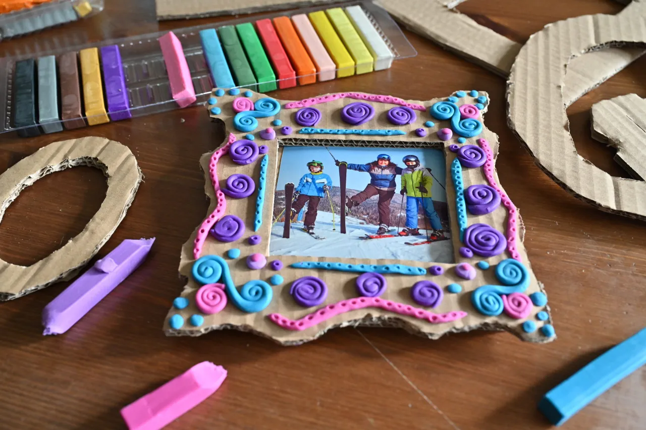 Ramka na zdjęcie z plasteliny, idealny prezent na Dzień Babci i Dziadka. Dzieci ozdabiają ją kolorowymi kształtami.