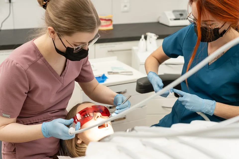 dentysta w pracy, nowoczesny gabinet stomatologiczny, lekarz dentysta przy pacjencie