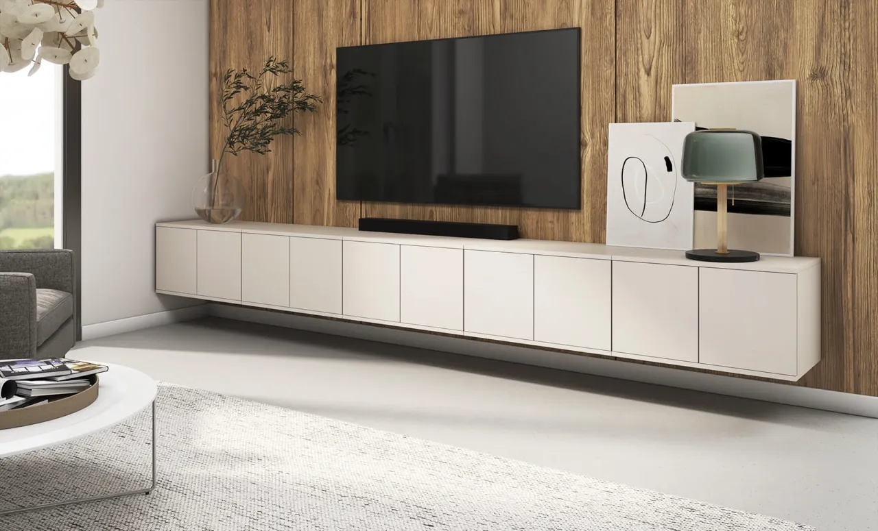 Wisząca szafka RTV w nowoczesnym salonie z zachowanym odstępem od TV