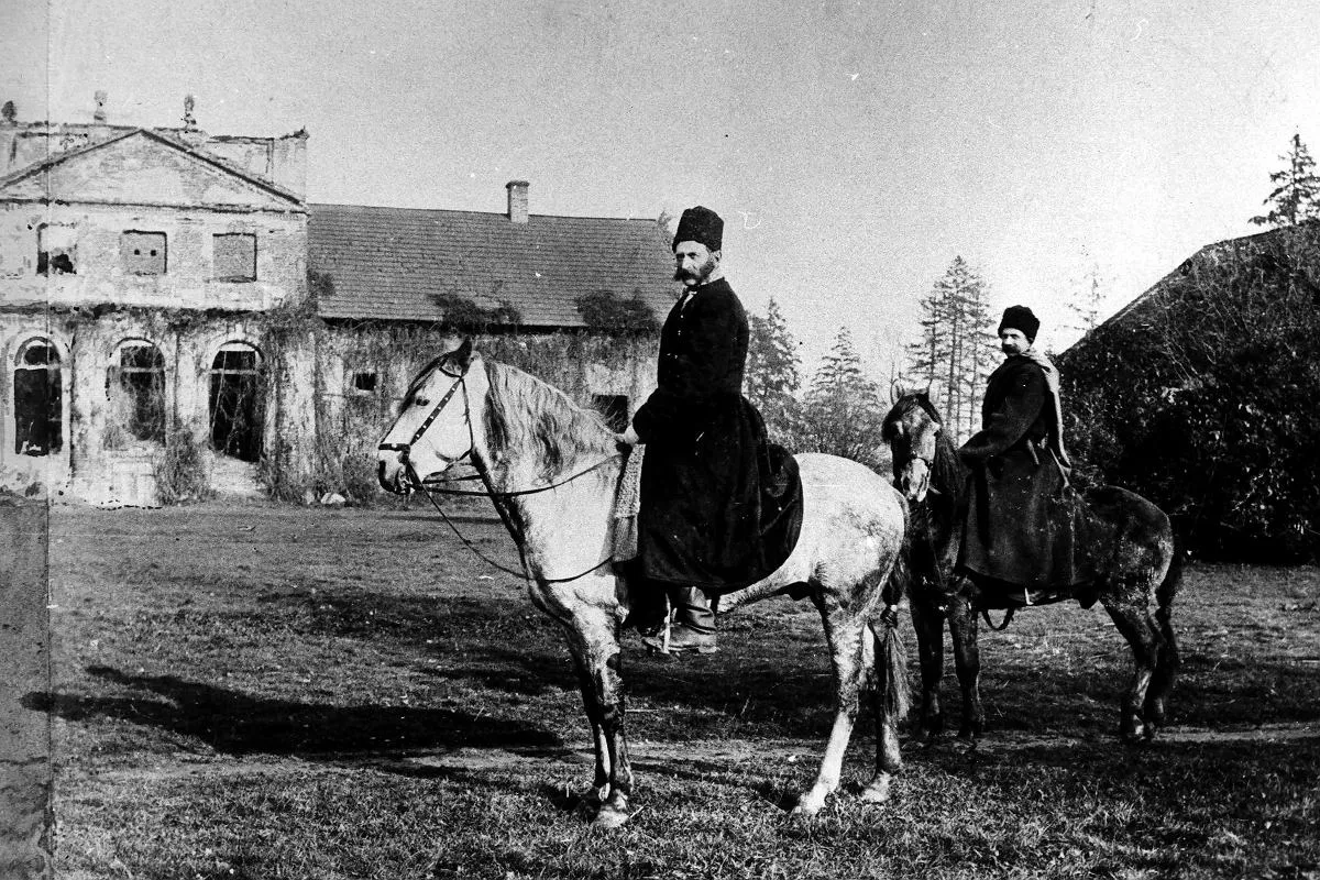 jeździec z odznaką na piersi uśmiechnięty