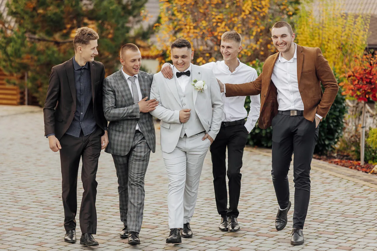 Eleganckie stylizacje męskie na wesele jesienią