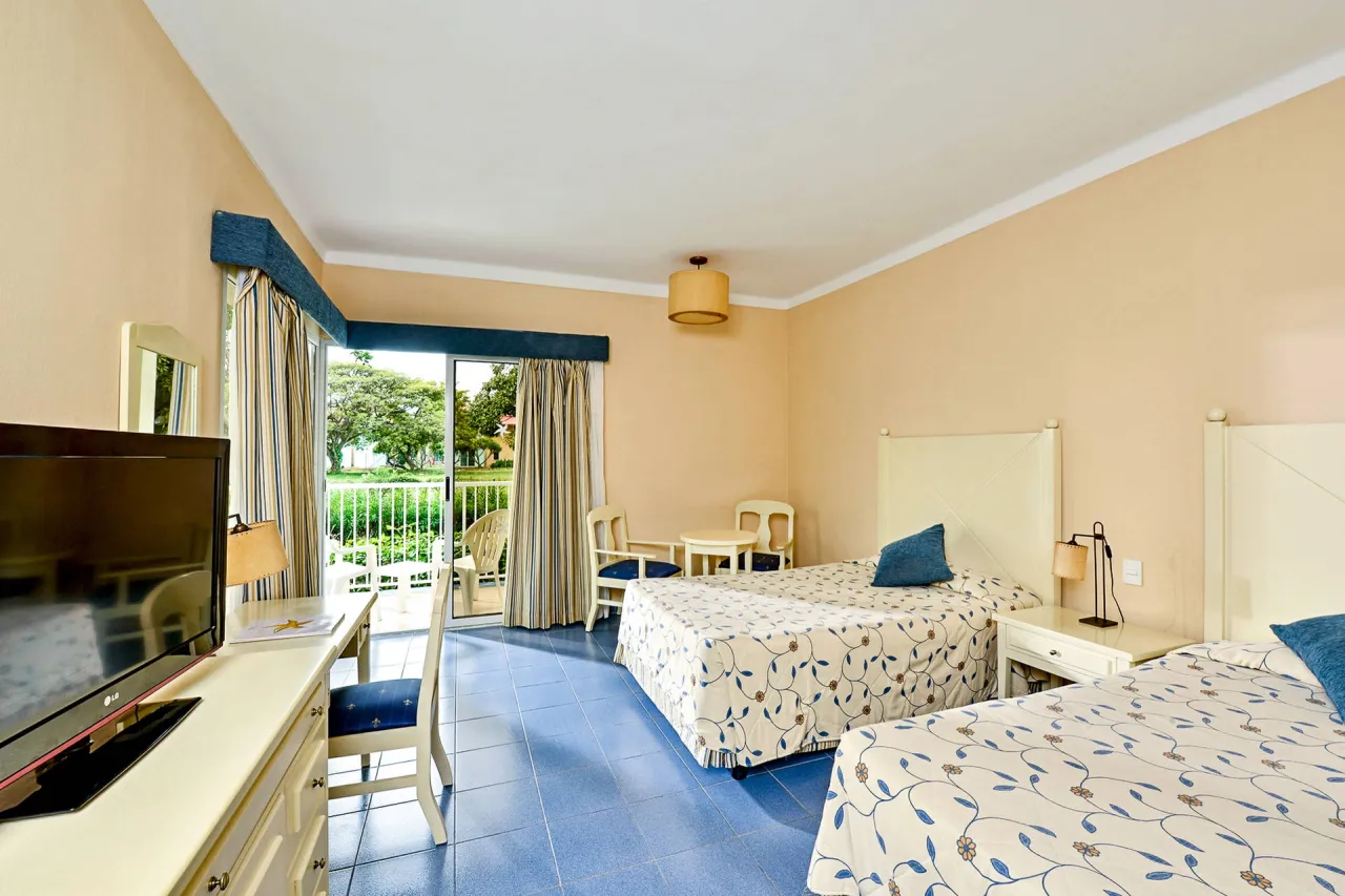 Osoba rezerwująca hotel online