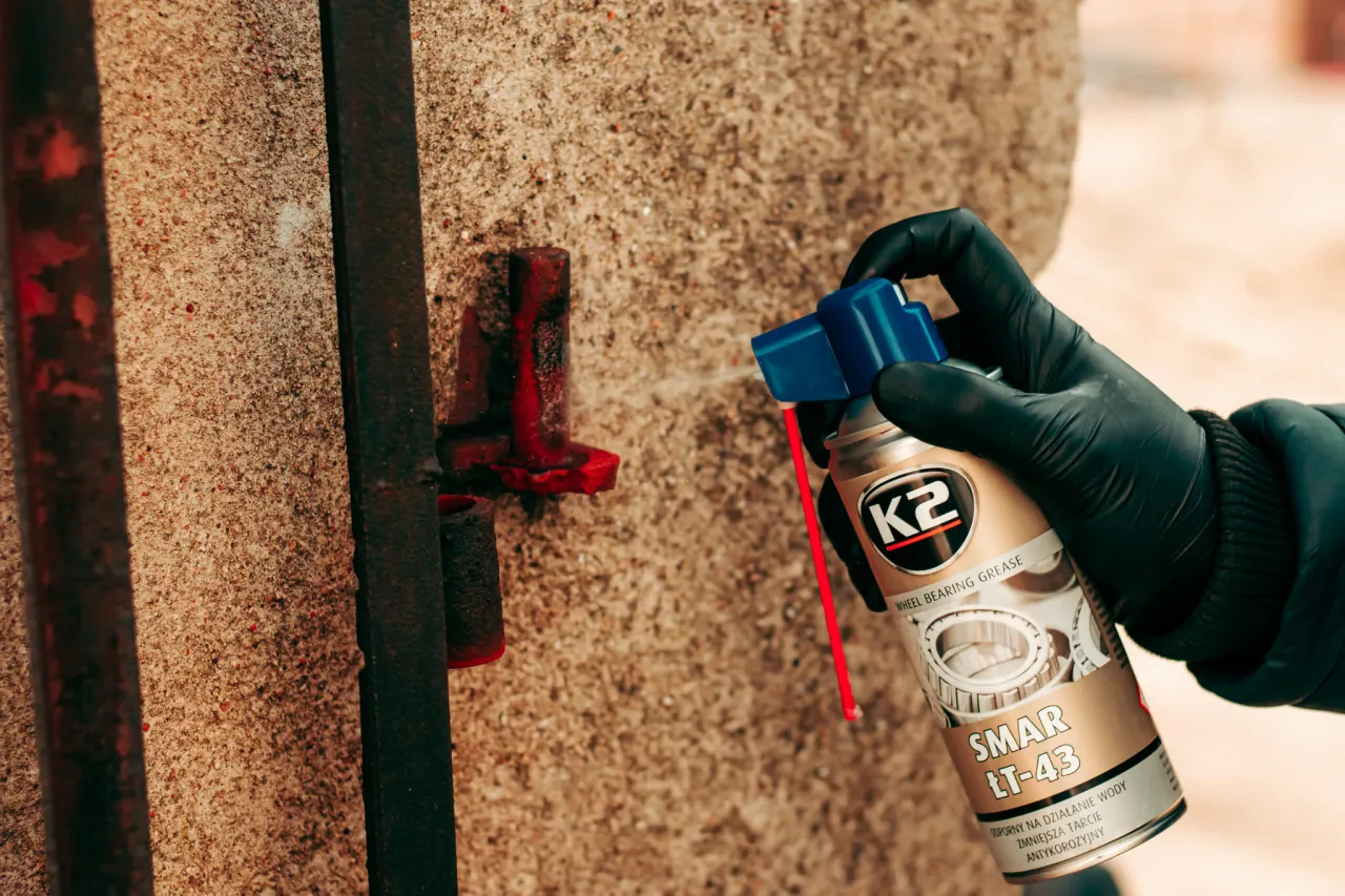 rodzaje smarów do zawiasów drzwi