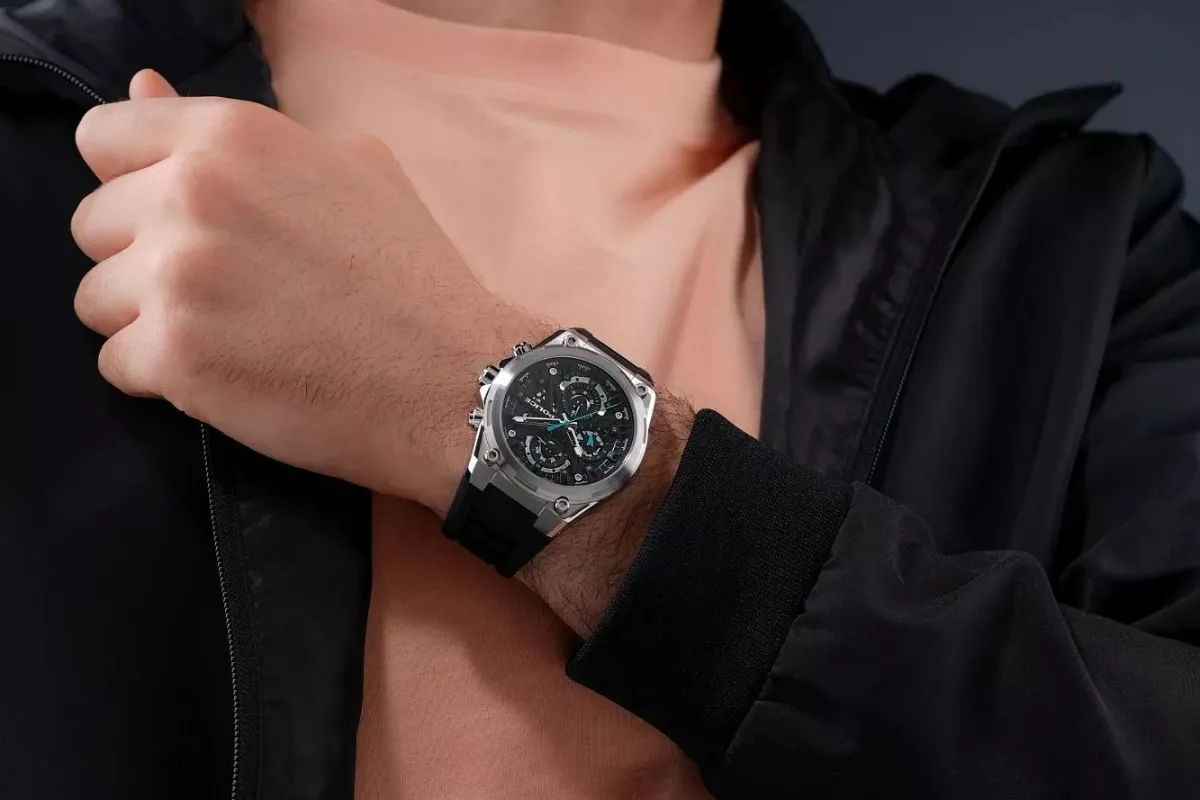 Męski zegarek Police z czarną tarczą i gumowym paskiem. To świetny wyb&oacute;r dla tych, kt&oacute;rzy zastanawiają się, zegarki Police co to za firma.