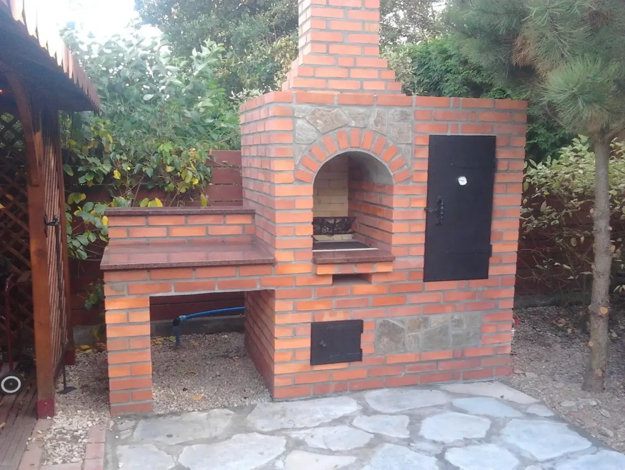 Grill z wędzarnią w ogrodzie