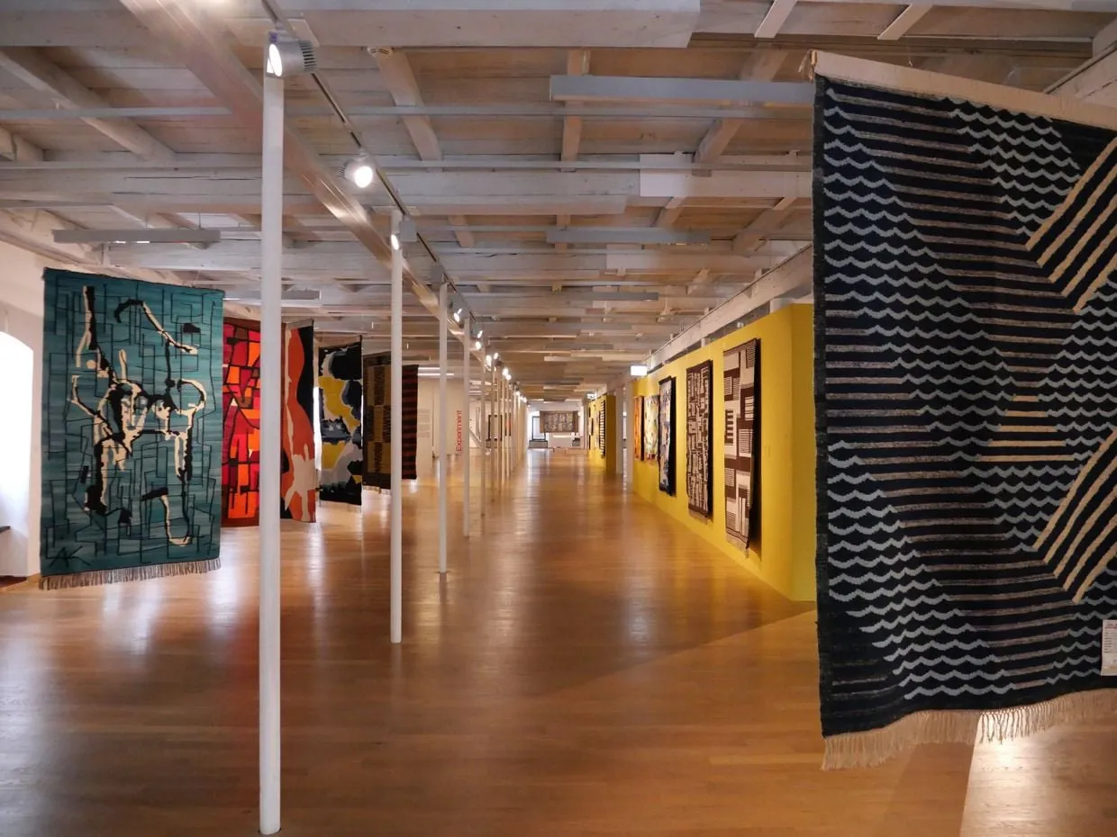 r&oacute;żnorodność polskich tkanin ściennych artystycznych