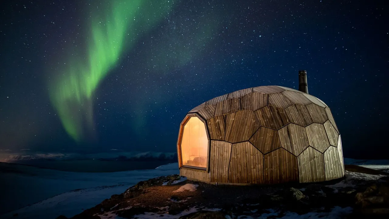 Schronisko g&oacute;rskie w nocy, światło w oknach