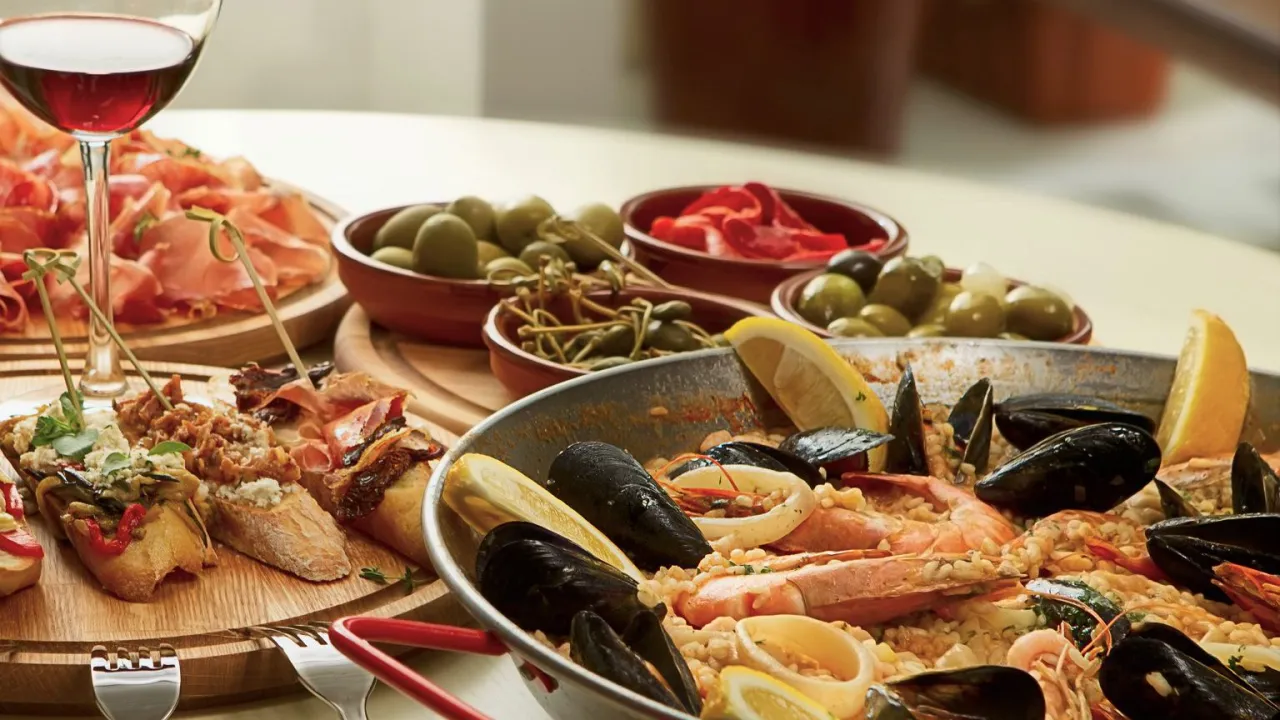 Idealne menu: co ugotować na randkę? Paella z owocami morza, tapas i wino.