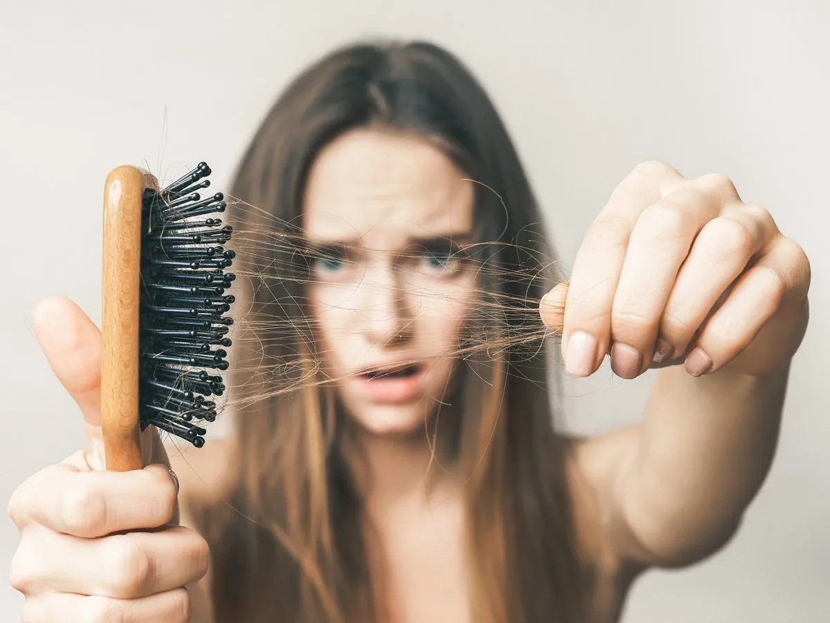 kobieta zmęczona, kobieta z wypadającymi włosami