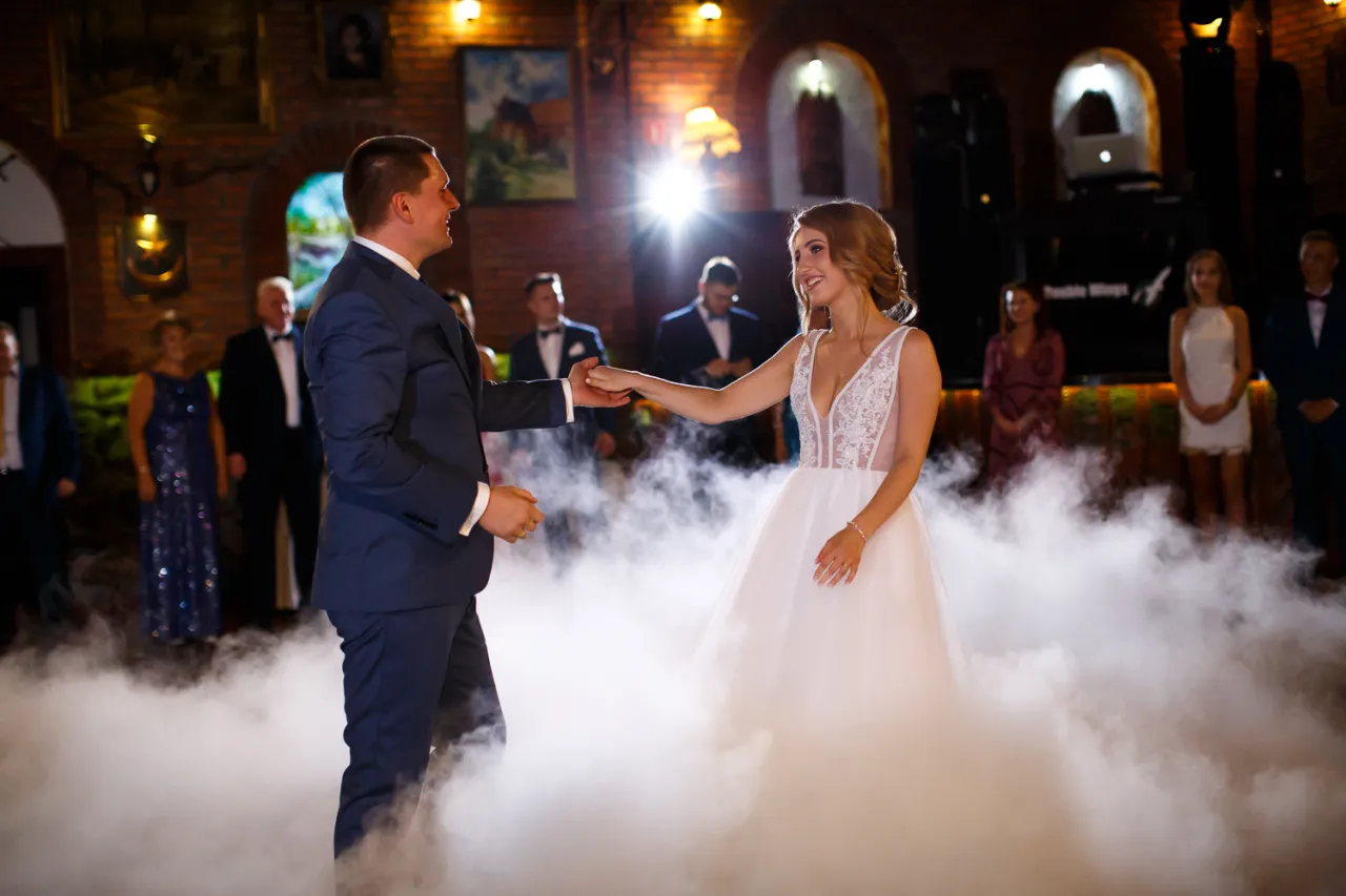 Para tańcząca wolny taniec na weselu