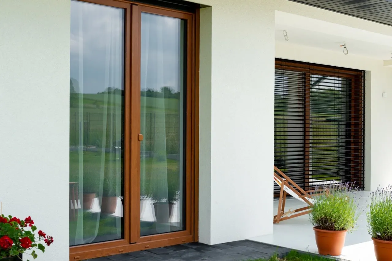 różne rodzaje ram okiennych PCV drewniane aluminiowe