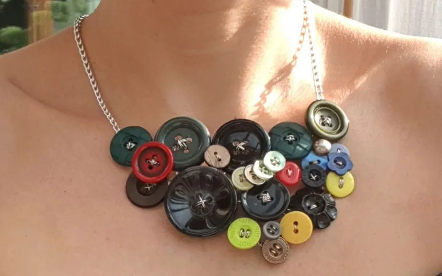 Naszyjnik z guzik&oacute;w przyszytych do filcowej bazy